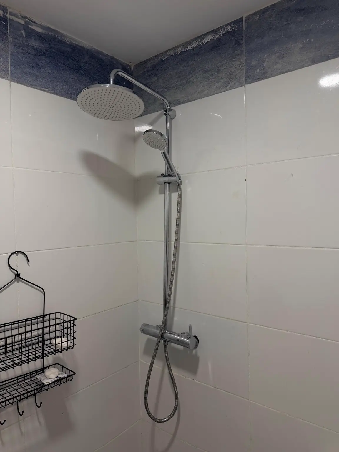 Zona de duche atualizada com coluna e chuveiro superior
