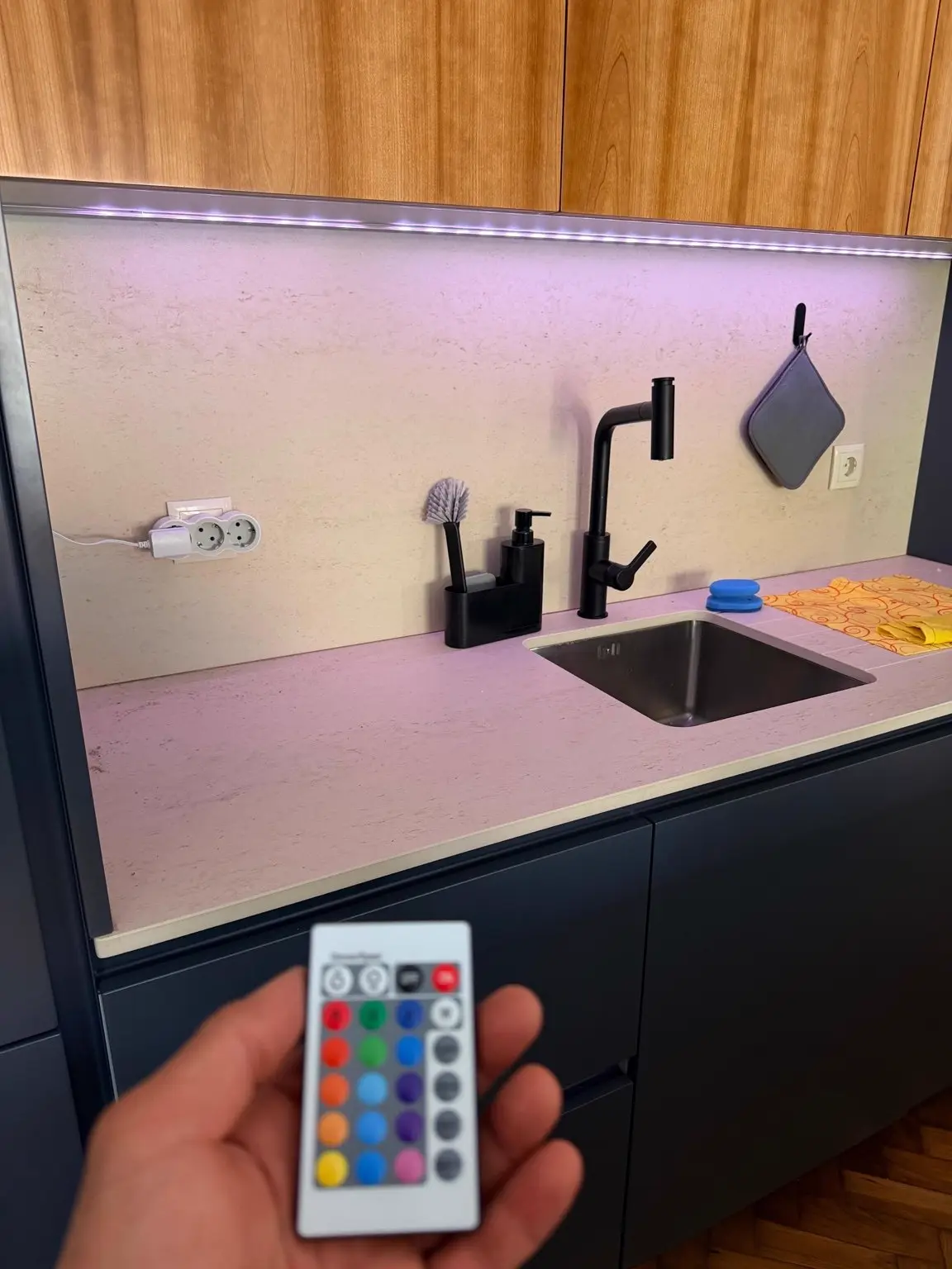 Bancada de cozinha com zona de lavagem e iluminação LED executada pela Lob Marks